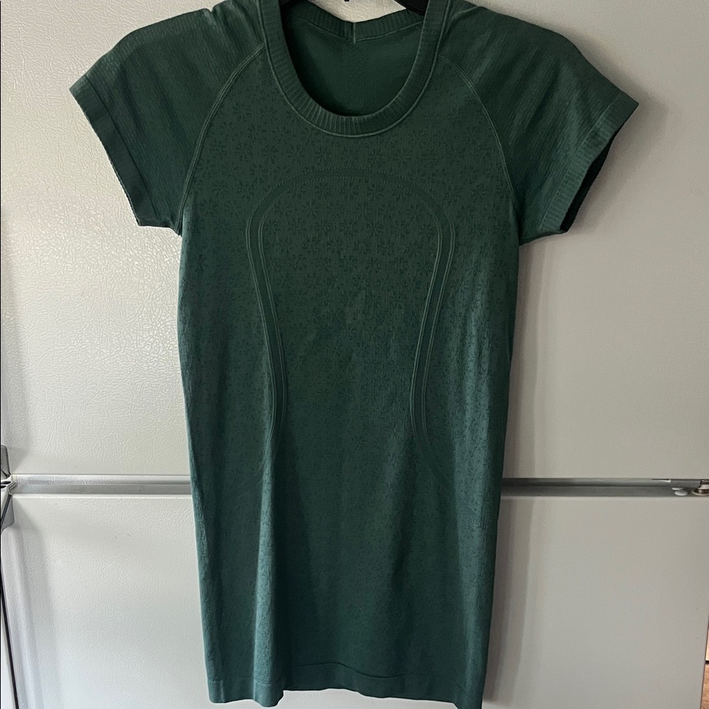Lululemon athletic short sleeve shirt
